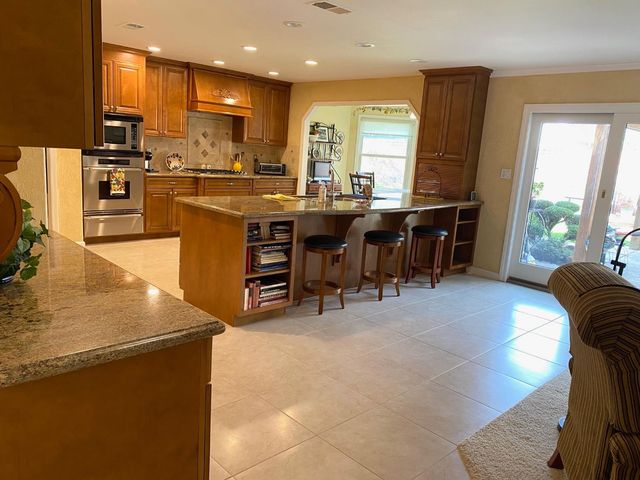 2401 Woodlake Cir, Lodi, CA 95242