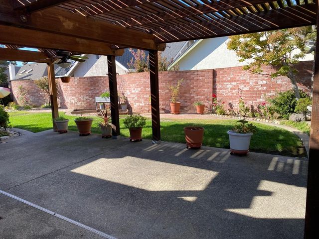 2401 Woodlake Cir, Lodi, CA 95242