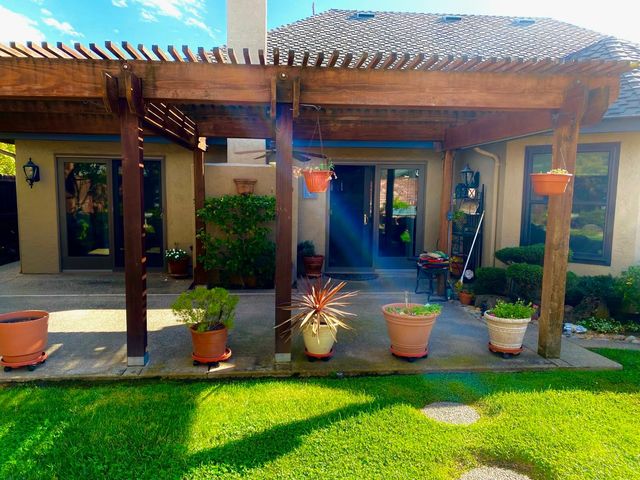 2401 Woodlake Cir, Lodi, CA 95242