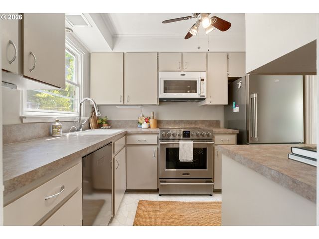 6829 Ne BROADWAY, Portland, OR 97213