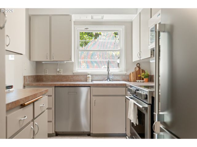 6829 Ne BROADWAY, Portland, OR 97213