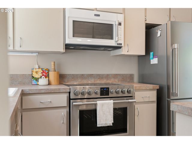 6829 Ne BROADWAY, Portland, OR 97213