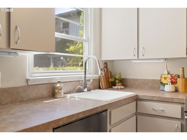 6829 Ne BROADWAY, Portland, OR 97213