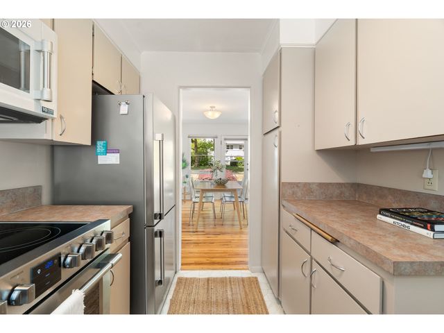 6829 Ne BROADWAY, Portland, OR 97213