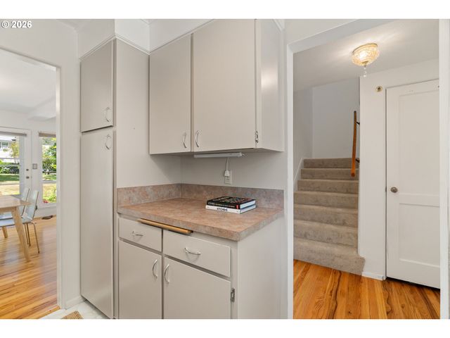 6829 Ne BROADWAY, Portland, OR 97213