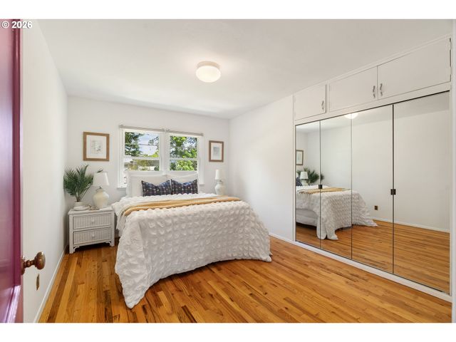 6829 Ne BROADWAY, Portland, OR 97213