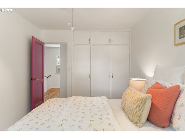 6829 Ne BROADWAY, Portland, OR 97213
