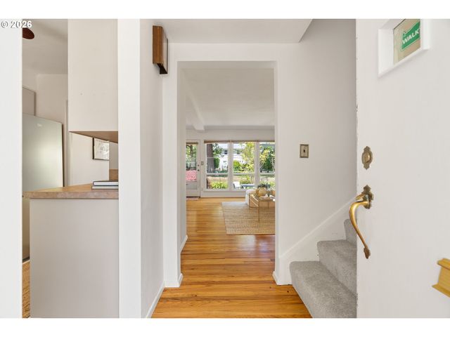 6829 Ne BROADWAY, Portland, OR 97213