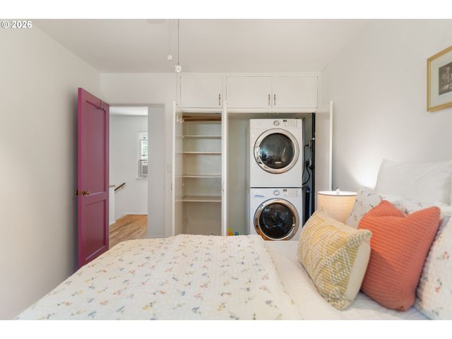 6829 Ne BROADWAY, Portland, OR 97213