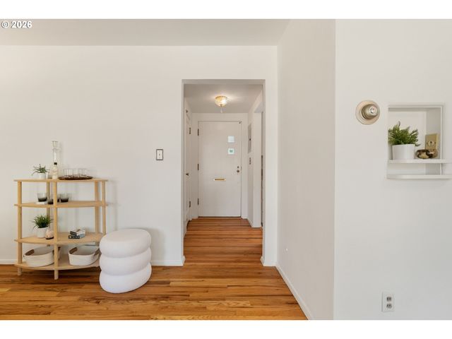 6829 Ne BROADWAY, Portland, OR 97213