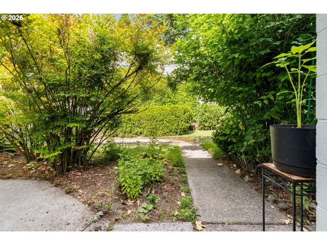 6829 Ne BROADWAY, Portland, OR 97213
