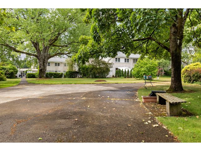 6829 Ne BROADWAY, Portland, OR 97213
