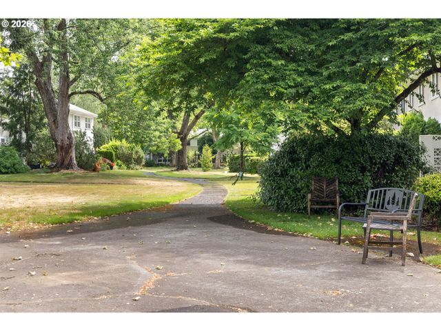 6829 Ne BROADWAY, Portland, OR 97213
