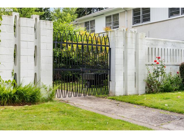 6829 Ne BROADWAY, Portland, OR 97213