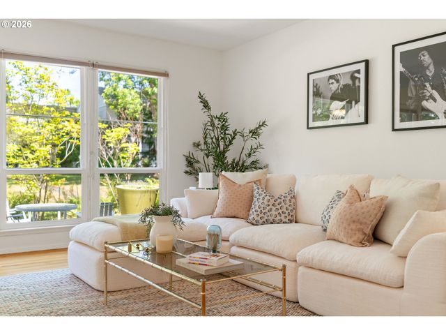 6829 Ne BROADWAY, Portland, OR 97213