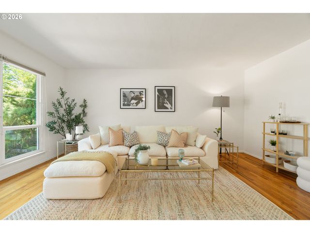 6829 Ne BROADWAY, Portland, OR 97213