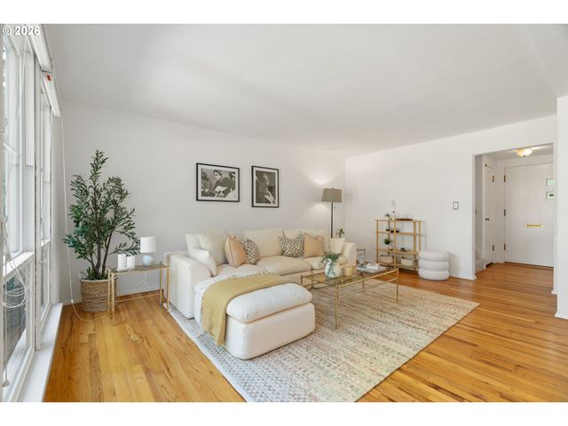 6829 Ne BROADWAY, Portland, OR 97213