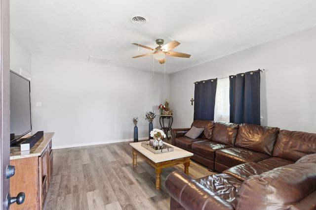 401 W Mesquite Street, Gunter, TX 75058