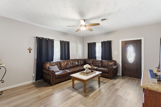 401 W Mesquite Street, Gunter, TX 75058