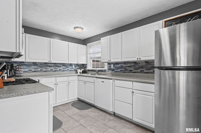 900 Griffiths Avenue, Springfield, IL 62702