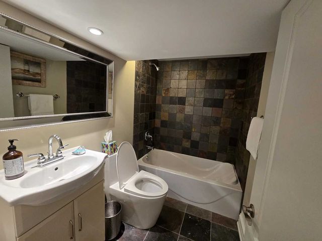 7007 W Hayes Avenue, Chicago, IL 60631