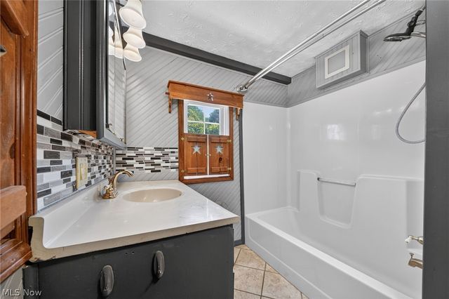 32 Water Street, Geneva, OH 44041