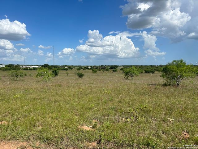1052 Cr 329, Floresville, TX 78114