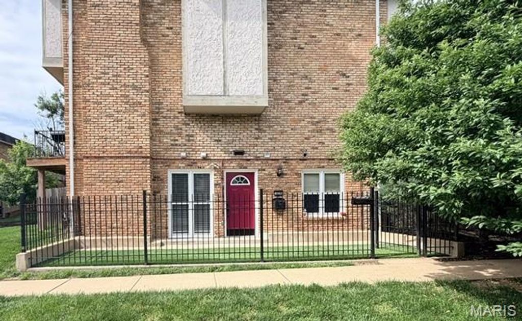 1159 Rue La Ville Walk 1159, Creve Coeur, MO 63141