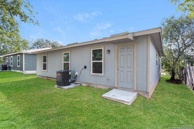 222 garcia, Seguin, TX 78155