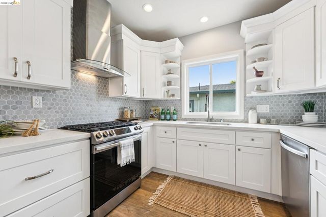 2726 Wallace St, Berkeley, CA 94702