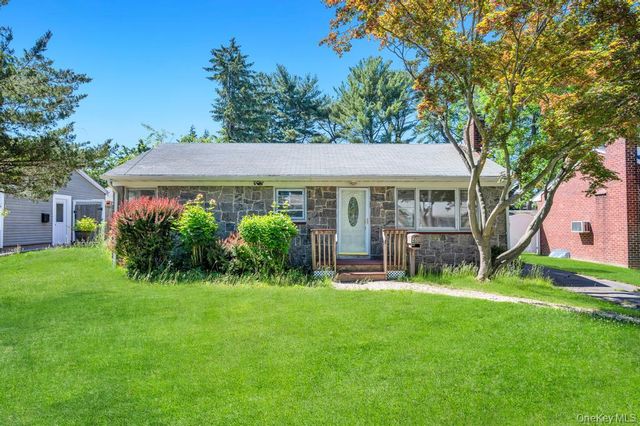 40 Fenwick Street, Greenlawn, NY 11740