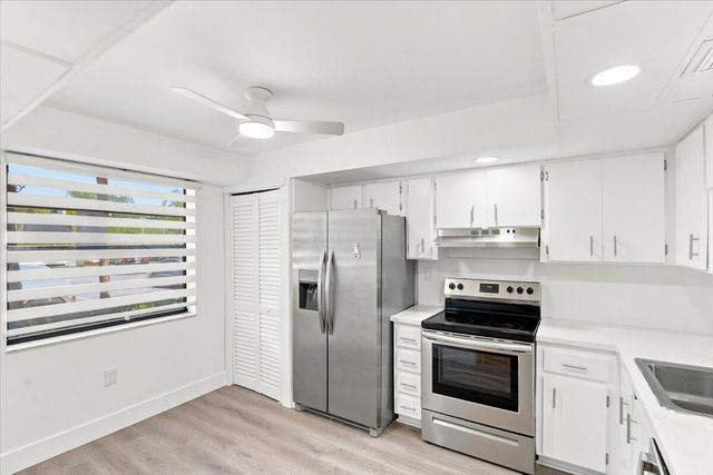 1100 COLONY POINT Circle 121, Pembroke Pines, FL 33026