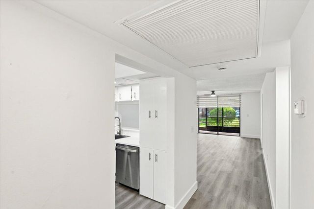 1100 COLONY POINT Circle 121, Pembroke Pines, FL 33026