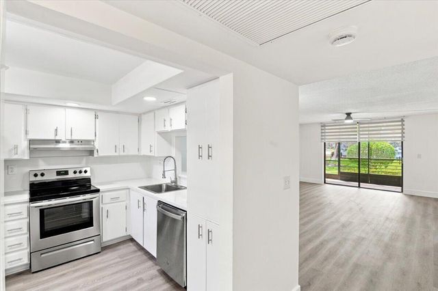 1100 COLONY POINT Circle 121, Pembroke Pines, FL 33026