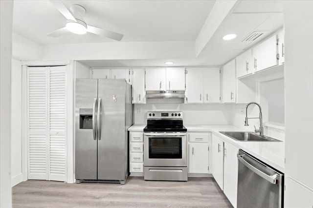 1100 COLONY POINT Circle 121, Pembroke Pines, FL 33026