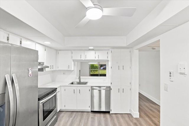 1100 COLONY POINT Circle 121, Pembroke Pines, FL 33026