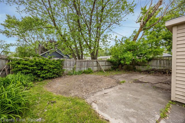 4993 Bedford Street, Dearborn Heights, MI 48125