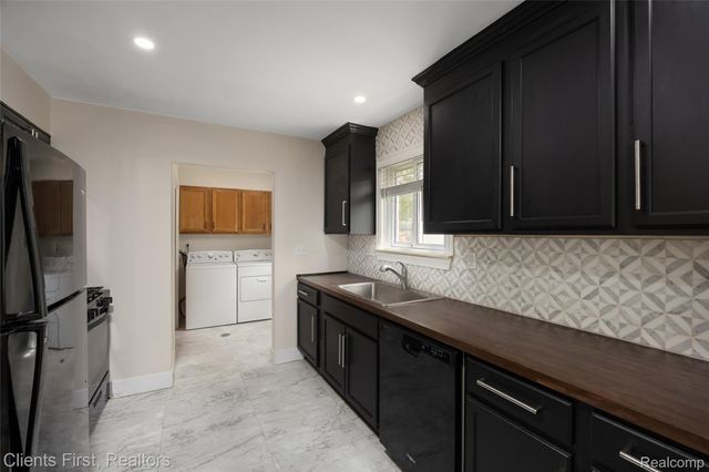 4993 Bedford Street, Dearborn Heights, MI 48125