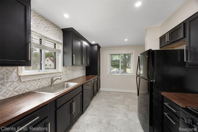 4993 Bedford Street, Dearborn Heights, MI 48125