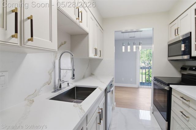 29850 W 12 Mile Road 512, Farmington Hills, MI 48334