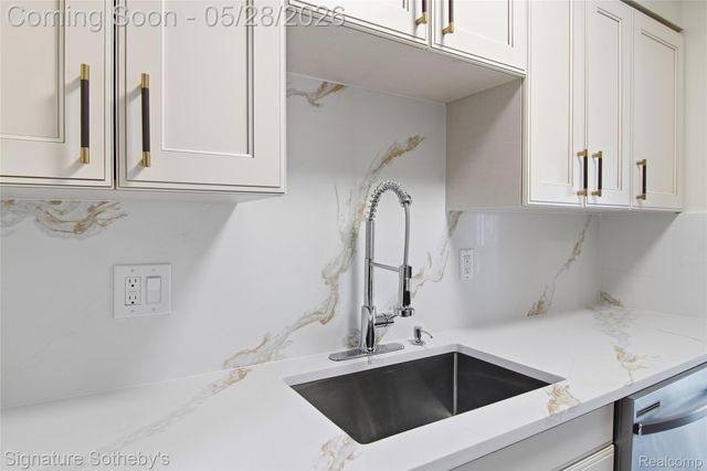 29850 W 12 Mile Road 512, Farmington Hills, MI 48334