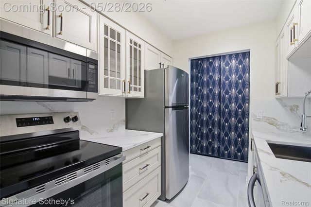 29850 W 12 Mile Road 512, Farmington Hills, MI 48334