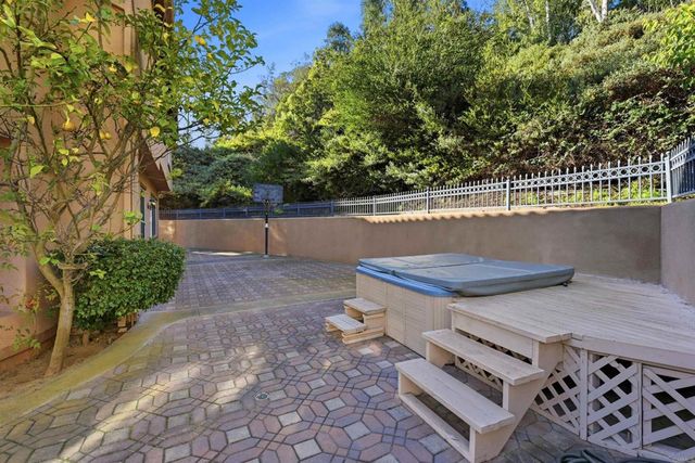 8010 Gilman Court, La Jolla, CA 92037