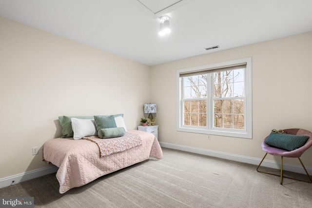 33 CAESAR RD, Harpers Ferry, WV 25425
