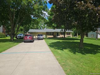 6172 W Court Street, Flint, MI 48532