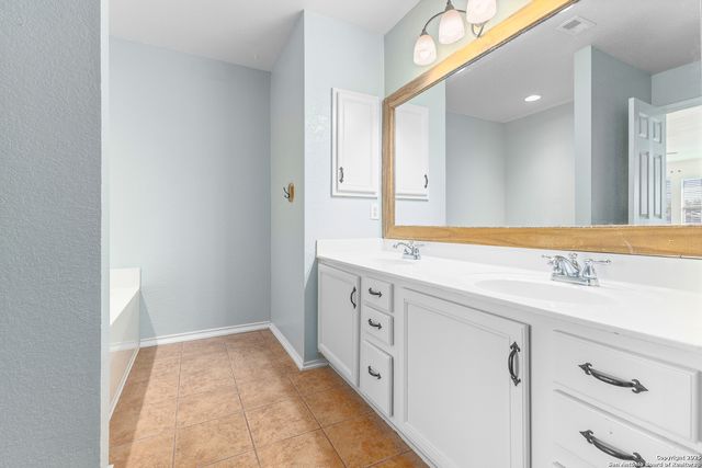 7114 Avery Rd, Live Oak, TX 78233