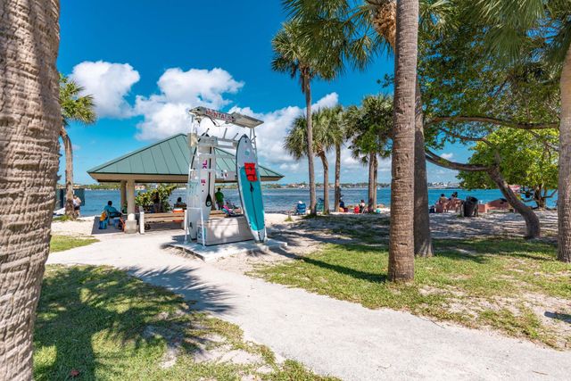 1009 Leisure Lane, Boynton Beach, FL 33426