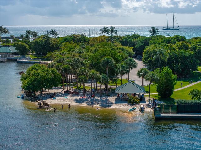 1009 Leisure Lane, Boynton Beach, FL 33426