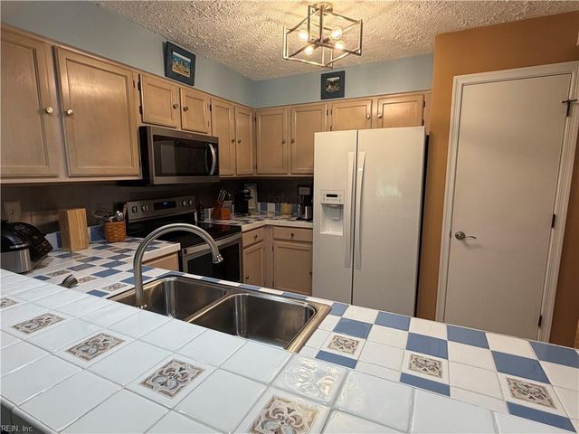 1304 Sand Bunker Arch Apt A, Chesapeake, VA 23320