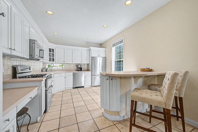 8 Southwood Dr 8, Southborough, MA 01772
